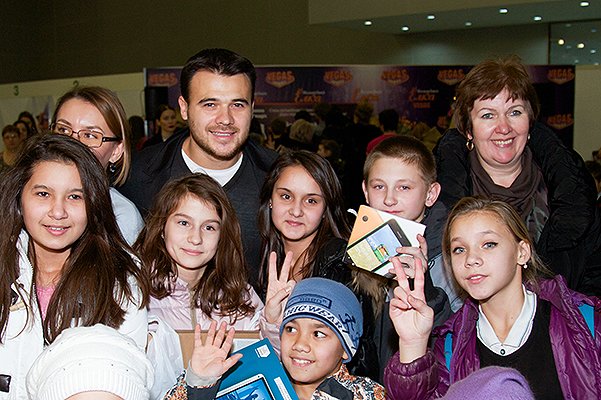 Эмин Агаларов с воспитанниками детского дома