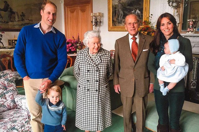 Принцы Уильям и Джордж, Елизавета II, принц Филипп, Кейт Миддлтон и принцесса Шарлотта