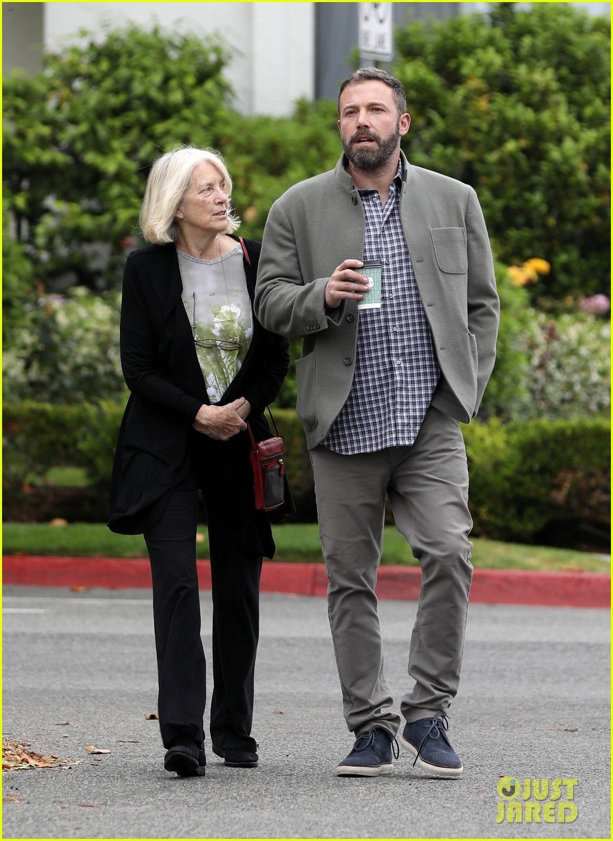 ben affleck grabs coffee with mom christine in brentwood 034305524