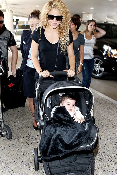Шакира с сыном Миланом во Франции