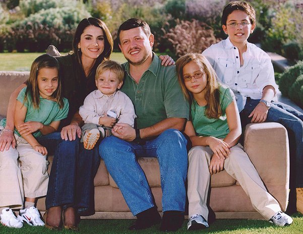 Королева Иордании Рания Аль-Абдулла с супругом королем Иордании Абдаллой II и детьми