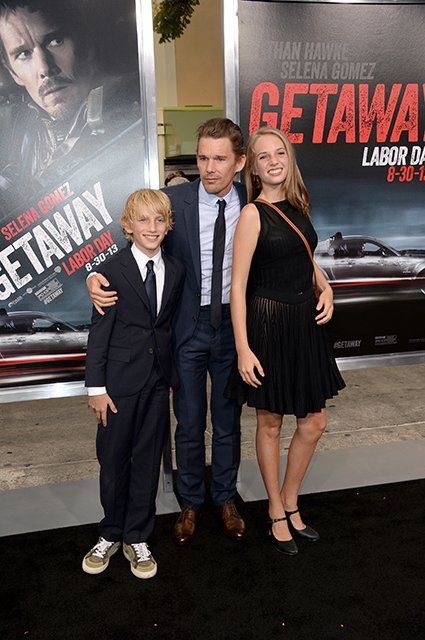 Итан Хоук с сыном Левоном и дочерью Майей
