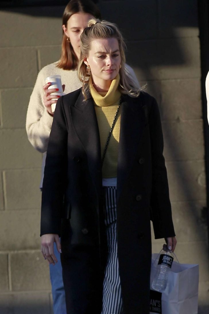 Margot Robbie - Out with her friends in Los Angeles