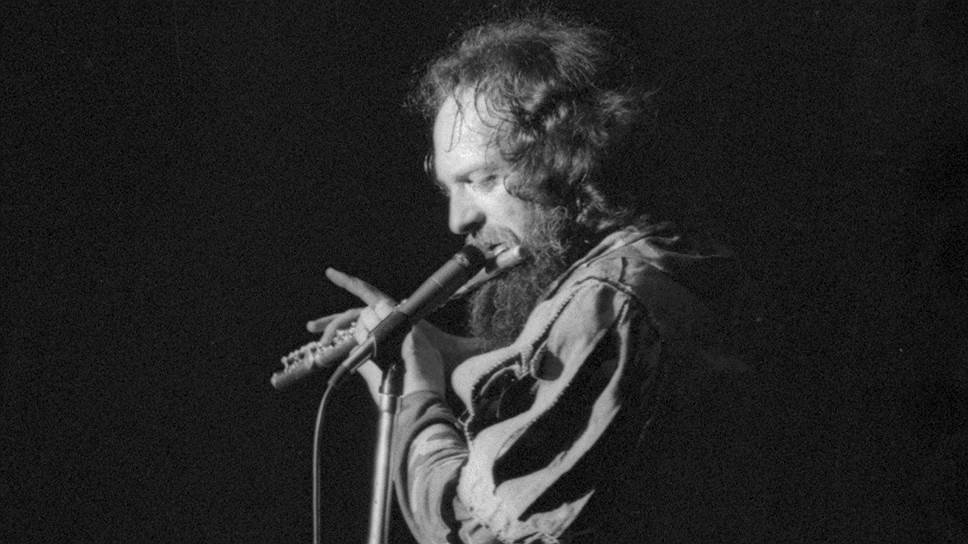 В 1979 году фронтмен Jethro Tull Ян Андерсон едва не ослеп, когда на концерте в Madison Square Garden один из поклонников бросил на сцену розу, которая оцарапала музыканта, а шип чудом не угодил ему прямо в глазное яблоко. Группа отменила два концерта турне, чтобы Андерсон мог прийти в себя после травмы
