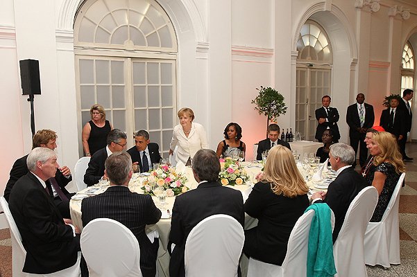 Мишель и Барак Обама с детьми в Берлине