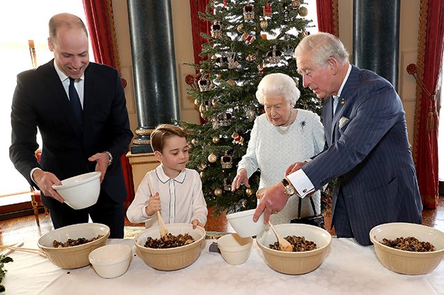 Принц Уильям, принц Джордж, королева Елизавета II и принц Чарльз