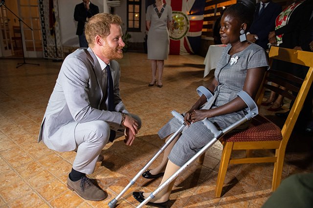 Принц Гарри общается с женщиной, пострадавшей от взрыва мины в Анголе. В 1997 году с ней же встречалась принцесса Диана