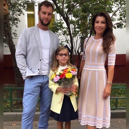 Екатерина Волкова с мужем Андреем Карповым и дочкой 