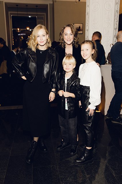 Юлия Пересильд с дочерьми и Аглаей Тарасовой