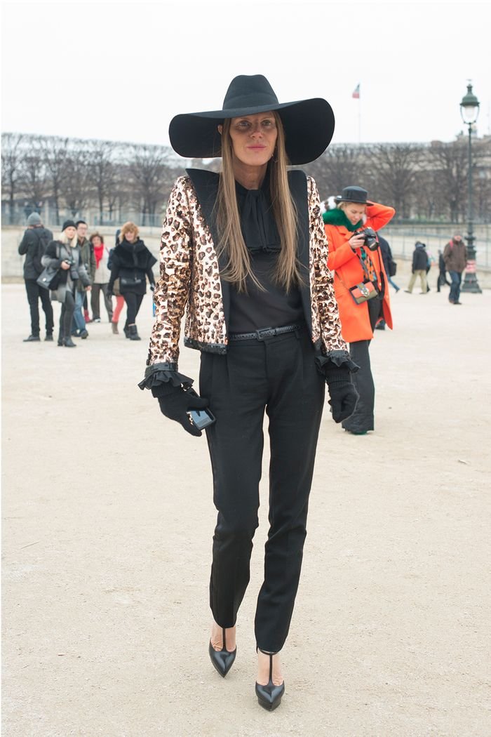 Стиль Анны Делло Руссо: в черной шляпе и леопардовом жакете от Saint Laurent