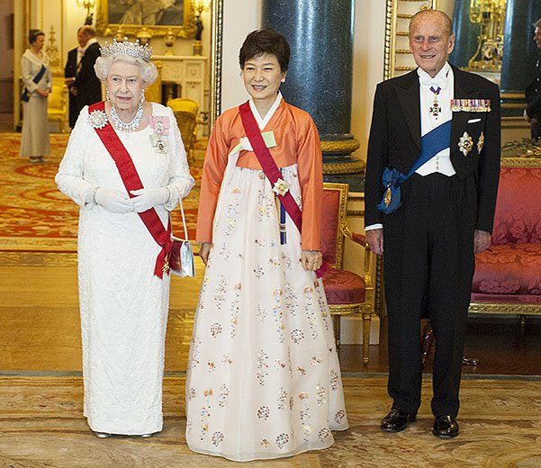 Королева Елизавета II, Пак Кын Хе и принц Филипп