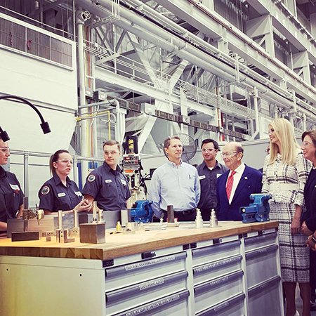 Иванка Трамп с работниками компании Siemens Enegry