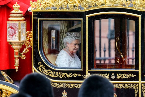 Королева Елизавета II на подъезде к дворцу