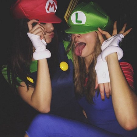 Кендалл Дженнер и Кара Делевинь в образах Марио и Луиджи из компьютерной игры