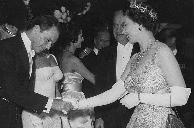 Фрэнк Синатра и королева Елизавета II, 1958 год