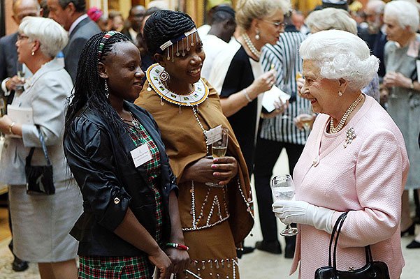 Королева Елизавета II с гостями мероприятия