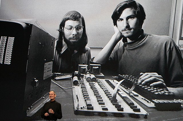 Стив Джобс (справа)