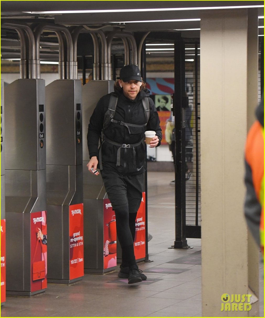 tom hiddleston keeps low profile taking the subway in nyc 014388998