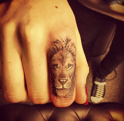 Львы рулят: первая татуировка Кары Дельвинь