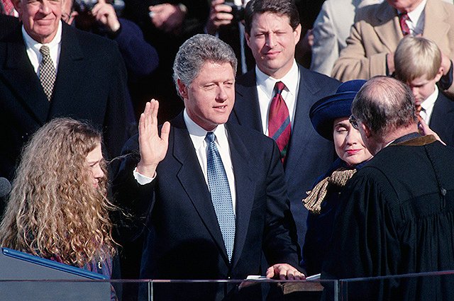 Билл Клинтон дает клятву во время инаугурации