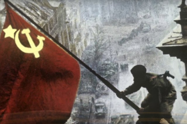 Советский солдат водружает Знамя Победы над Рейхстагом. Кадр из клипа на песню 