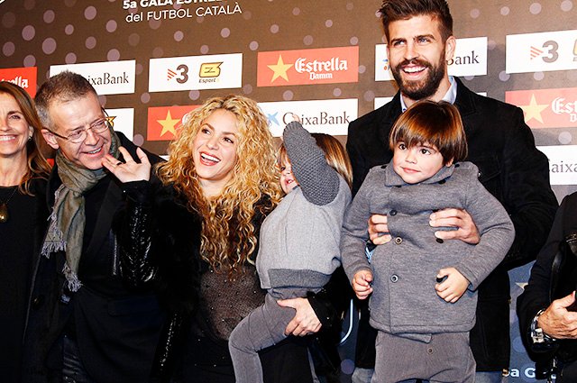 Шакира и Жерар Пике с сыновьями Сашей и Миланом