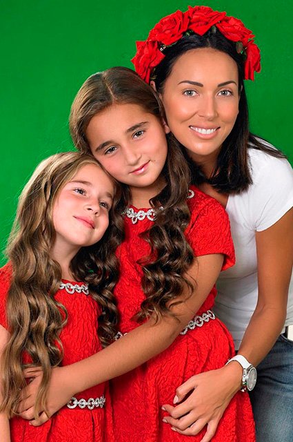 Алсу с дочерьми Микеллой и Сафиной