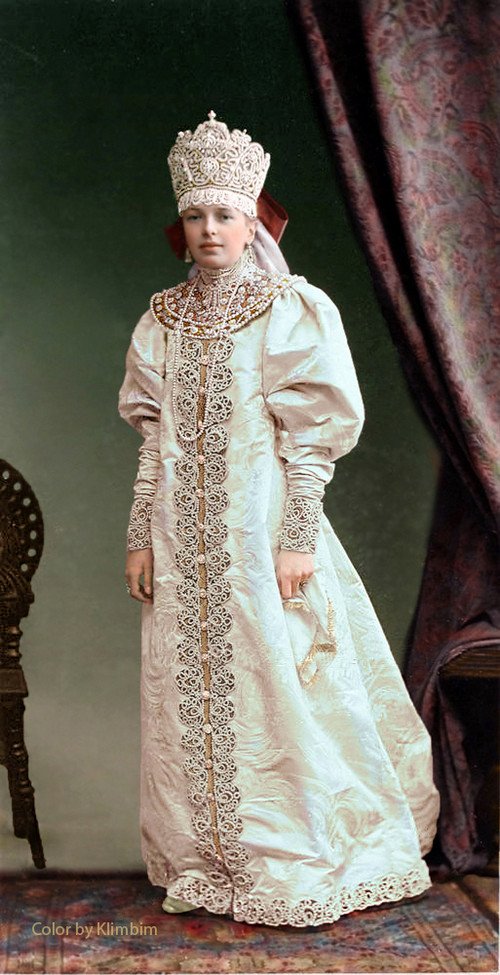 Великолепие костюмированного бала Романовых в раскрашенных фотографиях 1903 года 19
