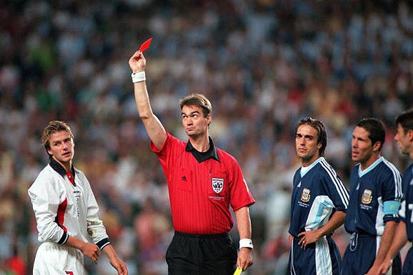 Дэвида Бекхэма удаляют с поля во время игры со сборной Аргентины на ЧМ-1998