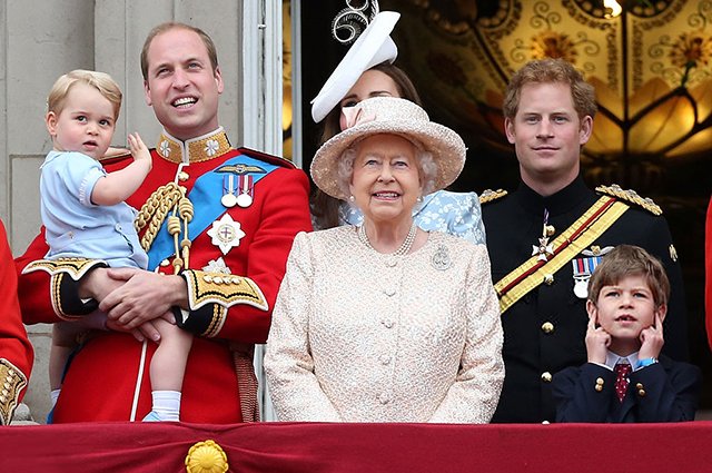 Принц Уильям с сыном, принцем Джорджем, Кейт Миддлтон, королева Елизавета II, принц Гарри
