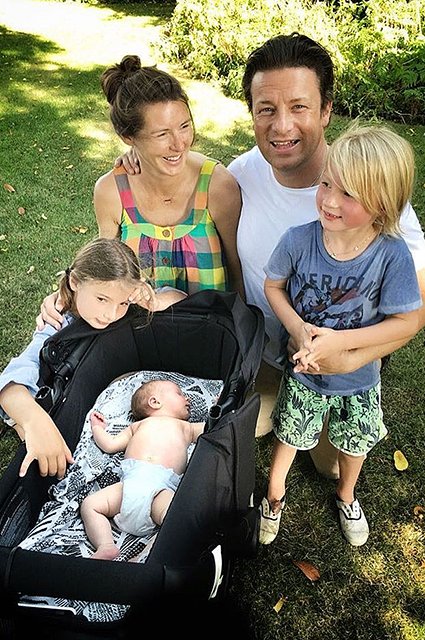 Джулс и Джейми Оливер с детьми