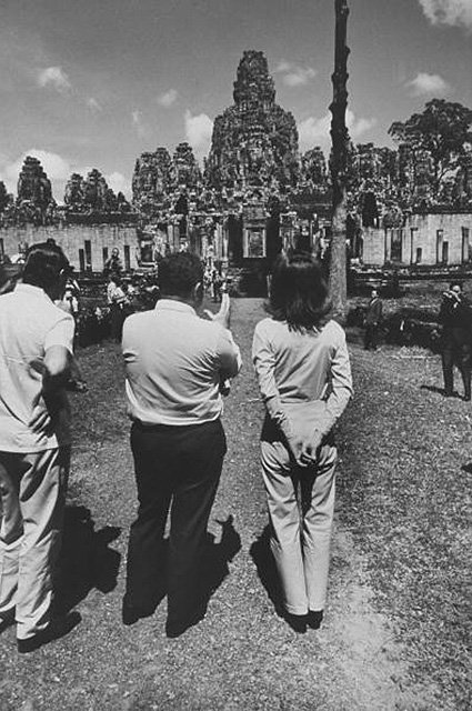 Жаклин Кеннеди и Дэвида Ормсби Гор во время поездки в Камбоджу