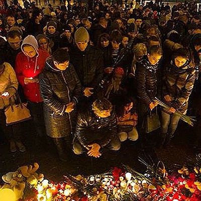 Траурный митинг на Дворцовой площади Санкт-Петербурга в память о погибших в авиакатастрофе в Египте 