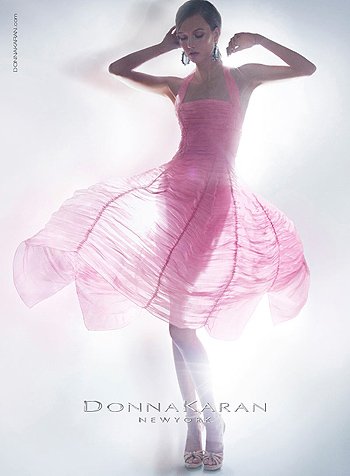 Карли Клосс в рекламной кампании Donna Karan Resort 