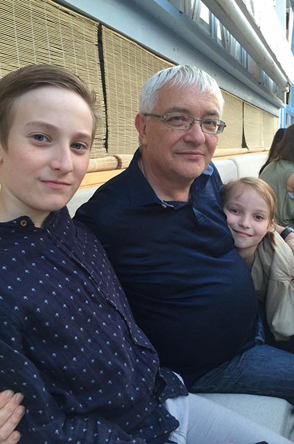 Борис Любимов с внуками