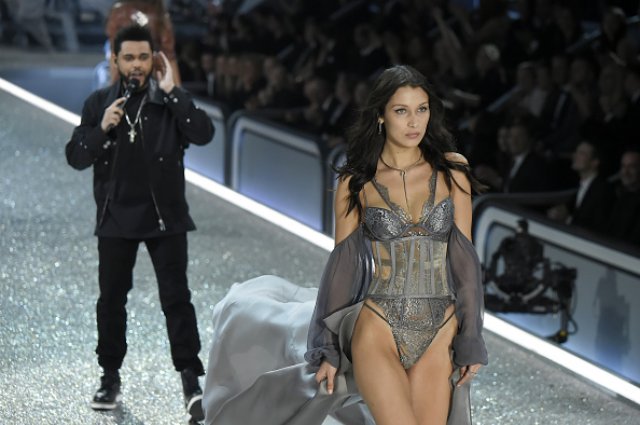 The Weeknd и Белла Хадид на показе Victoria's Secret в 2016 году