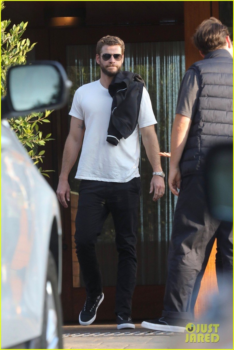 liam hemsworth grabs pre fathers day meal with family 014310701