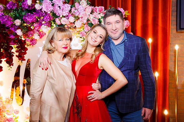 Мария Кожевникова с родителями