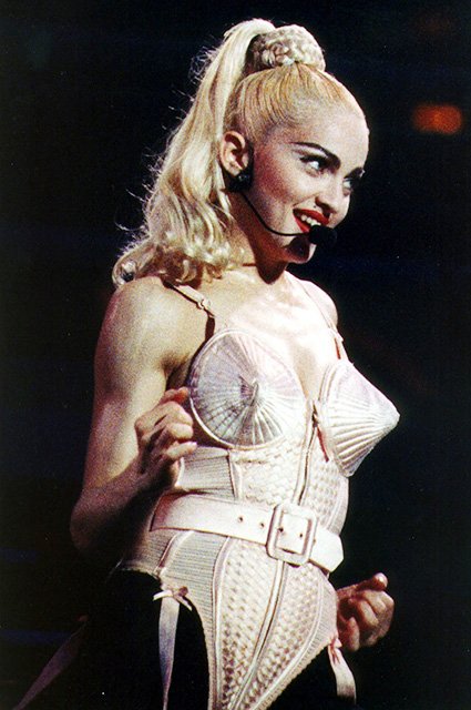 Мадонна в знаменитом коническом бюстгалтере, 1990