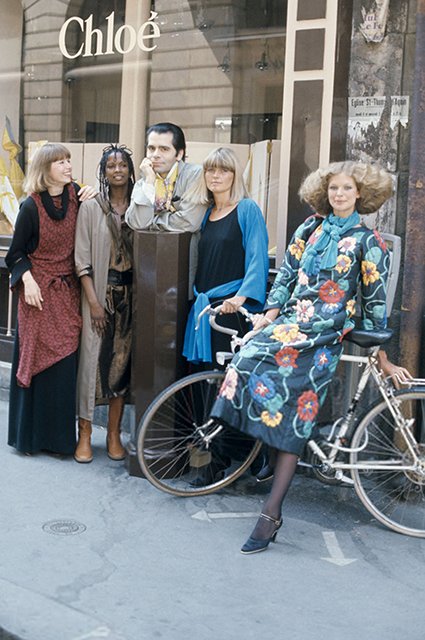Карл Лагерфельд (тогда дихайнер Chloe) с моделями в одежде из новой коллекции, 1976 год