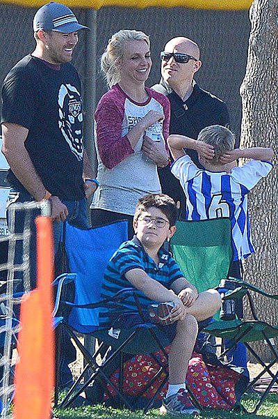 Бритни Спирс с Дэвидом Лукадона матче ее сыновей