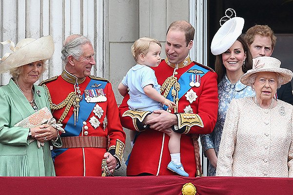 Герцогиня Камилла, принц Чарльз, принц Георг, принц Уилльям, герцогиня Кэтрин, королева Елизавета II
