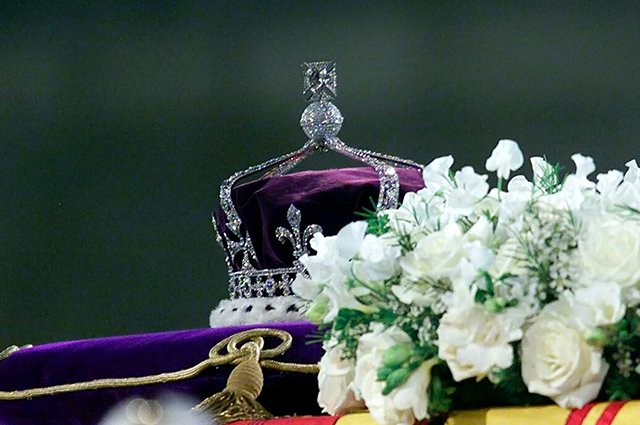 Во время похорон королевы Елизаветы II корона была установлена на гроб во время траурной процессии