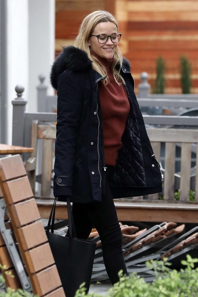 Reese Witherspoon: Out for breakfast at Le Pain Quotidien -01