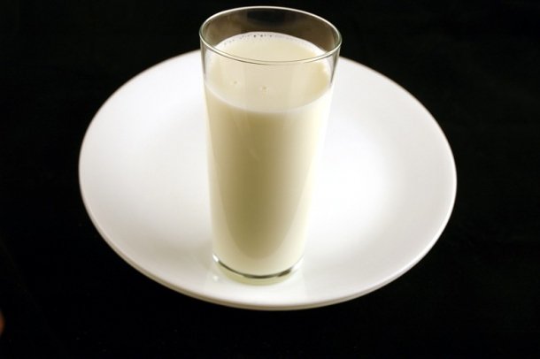 Цельное молоко, 333 грамма на 200 ккал