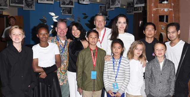 Анджелина Джоли с детьми и командой фильма 