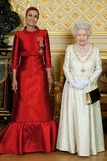 Шейха Моза (платье  Valentino) и королева Елизавета II