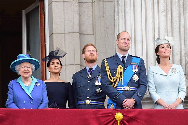 Королева Елизавета II, Меган Маркл, принцы Гарри и Уильям и Кейт Миддлтон
