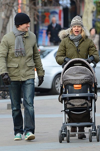 Хью Дэнси и Клэр Дэйнс на первой прогулке с сыном по Нью-Йорку