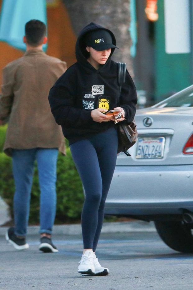 Chloe Moretz: Stops at a grocery store in LA -02